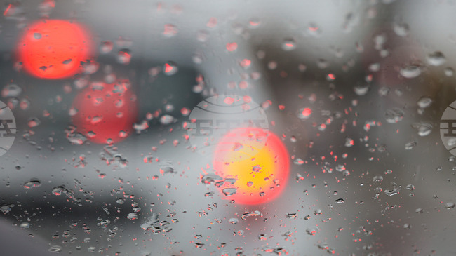 Временна забрана за движение е въведена между селата Железница и Церово поради свличане на земна маса и камъни, съобщиха от Община Симитли