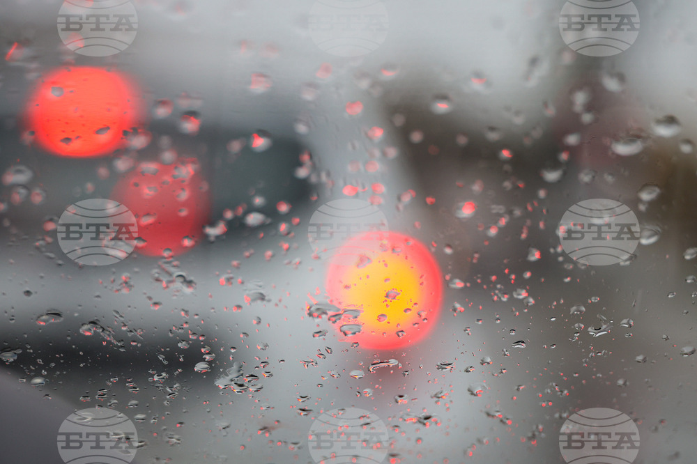 Временна забрана за движение е въведена между селата Железница и Церово поради свличане на земна маса и камъни, съобщиха от Община Симитли