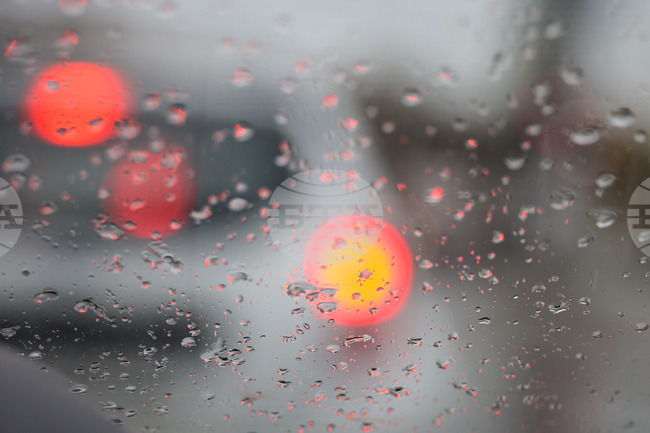 Временна забрана за движение е въведена между селата Железница и Церово поради свличане на земна маса и камъни, съобщиха от Община Симитли