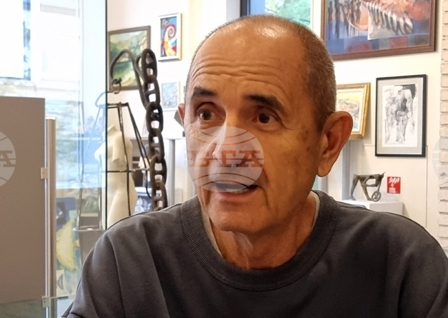 За учениците новият храм е молът, а новото евангелие – потребявай и се забавлявай, каза психологът проф. Румен Стаматов