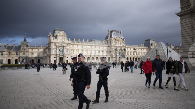 Още арестувани има за обира в Лувъра, съобщават френски медии