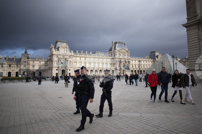Обирът в Лувъра поставя въпроса за достъпността до изкуството или превръщането на музеите в крепости