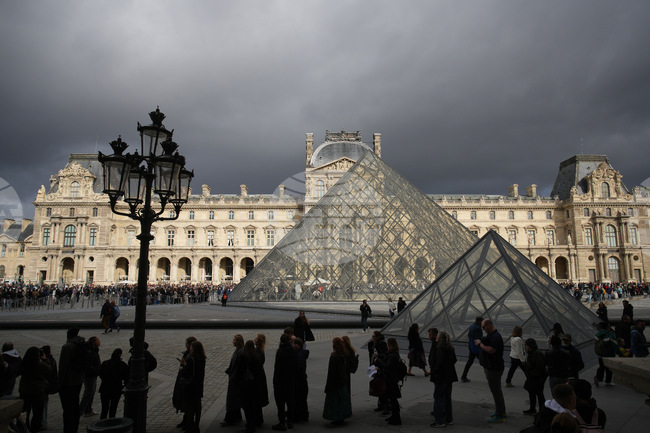 Обирът в Лувъра подкопава "основната мисия" на музеите, казват 57 международни куратори и директори