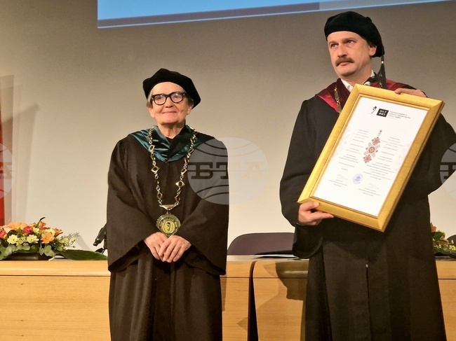 Трябва да имаме смелостта да представяме теми, които могат да бъдат болезнени и трудни и да ни струват кариерата, каза Агнешка Холанд