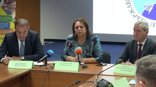 Повече от 30 хиляди деца са родени от деца през последните десет години в България, каза министър Борислав Гуцанов