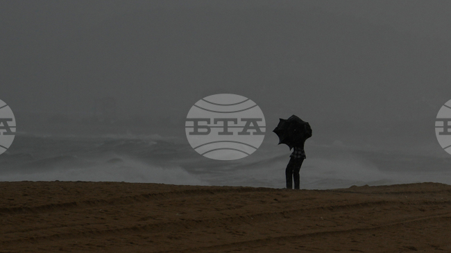 Хиляди хора бяха евакуирани в Индия заради циклон