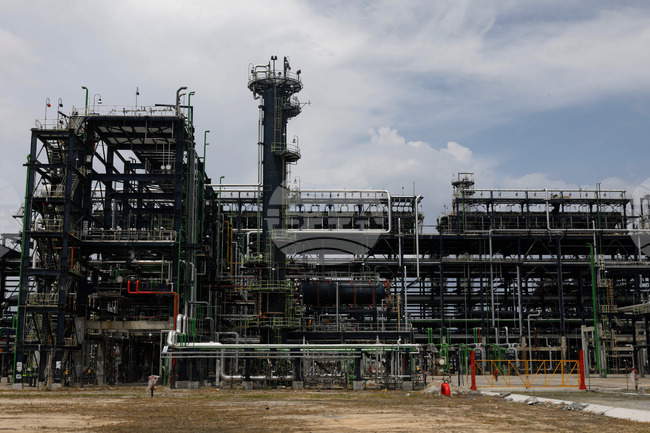 Петролът поевтинява заради нарастващите запаси в САЩ и въпреки санкциите срещу руските компании