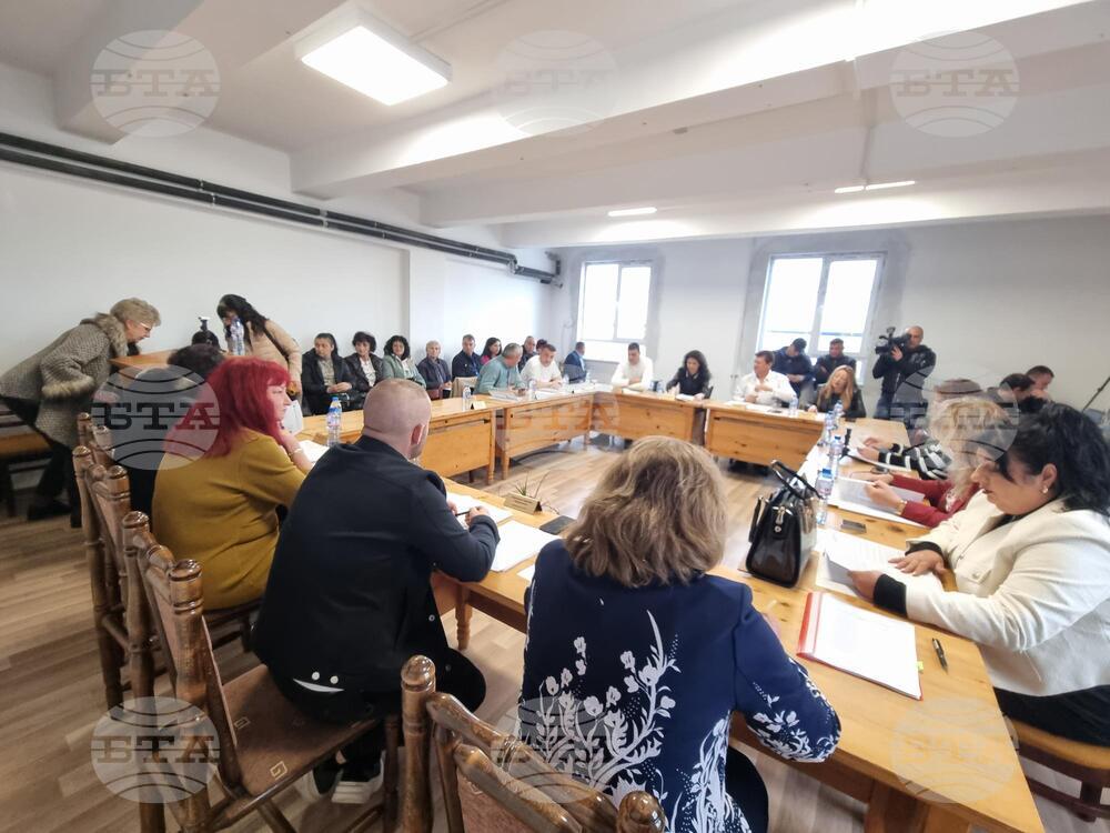 Жители на Бобов дол поставиха въпроси за продължителна липса на вода и димящи нерегламентирани сметища на заседанието на Общинския съвет 