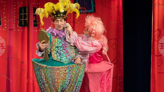 „Новите дрехи на краля“: Тежка сатира в приказно облекло