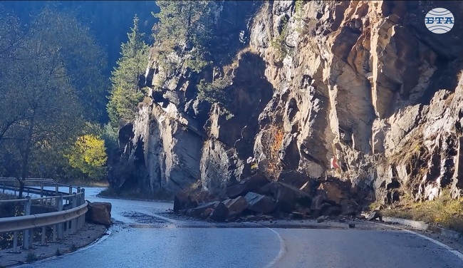 Заради паднала скална маса по пътя Стойките – Широка лъка е въведено ограничение на движението в засегнатия пътен участък