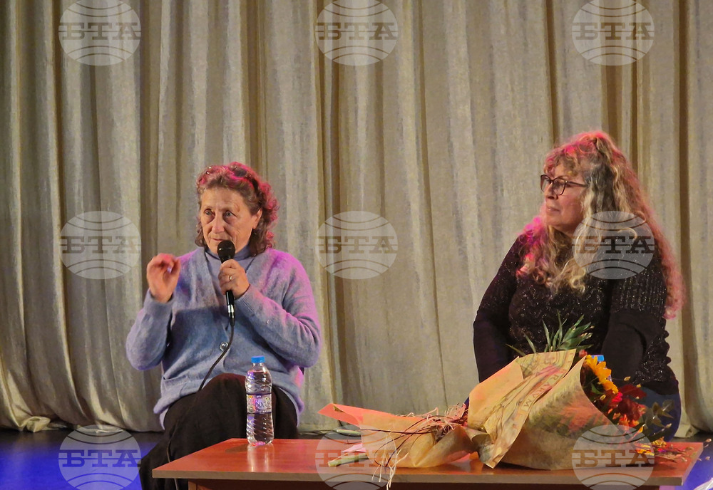 Нешка Робева гостува на ученици в Търговище в навечерието на Деня на народните будители