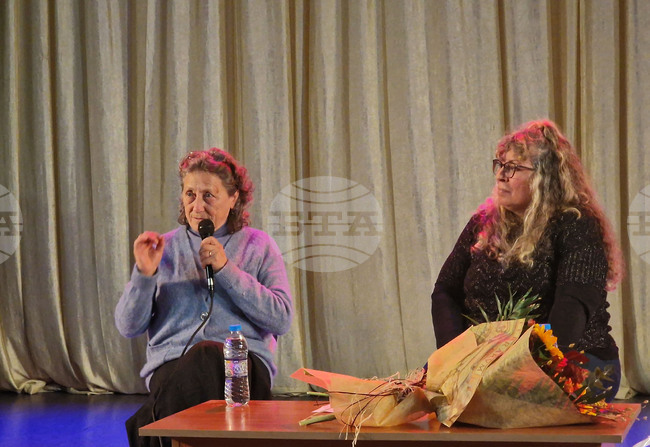 Нешка Робева гостува на ученици в Търговище в навечерието на Деня на народните будители