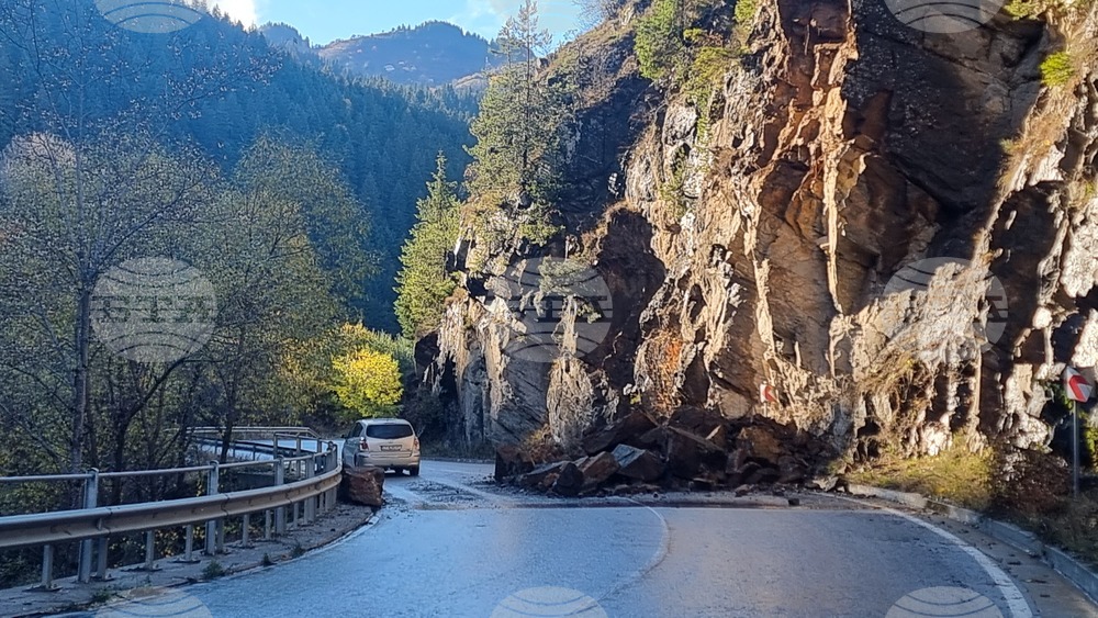Паднала скална маса затвори пътя Девин – Смолян