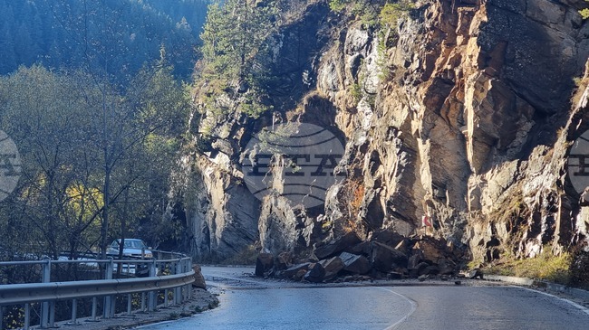 Поради свличане на скална маса движението в участък по пътя Велинград - Сърница е в едната лента