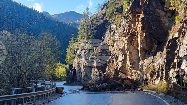 Проходим е пътят между Твърдица и Елена след отстраняване на скална маса
