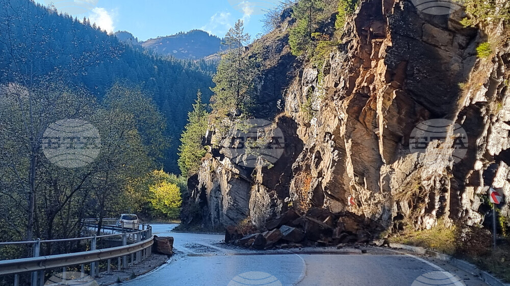 Проходим е пътят между Твърдица и Елена след отстраняване на скална маса