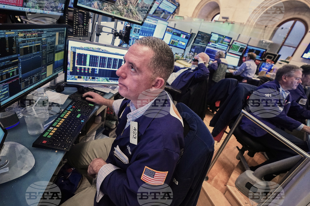 Индексите на Уолстрийт откриха търговията на рекордни нива, капитализацията на "Епъл" надмина границата от 4 трилиона долара