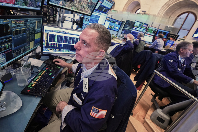 Индексите на Уолстрийт откриха търговията на рекордни нива, капитализацията на "Епъл" надмина границата от 4 трилиона долара