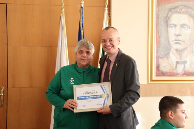 Община Благоевград: Кметът Методи Байкушев награди шампионите по хандбал от ХК „Интер“ – Благоевград