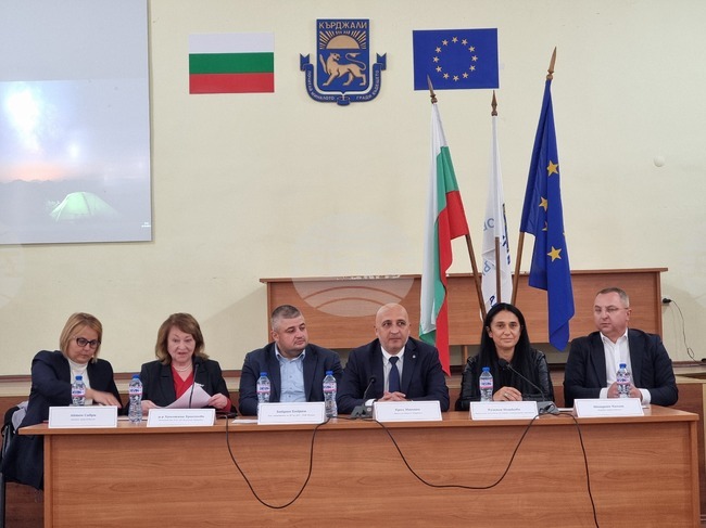 Реалната социална политика и опита на общините от област Кърджали бе тема на дискусия в родопския град