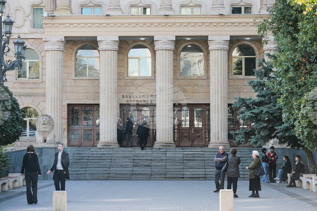 Грузински съд освободи от ареста бременна британска тийнейджърка, обвинена в наркотрафик