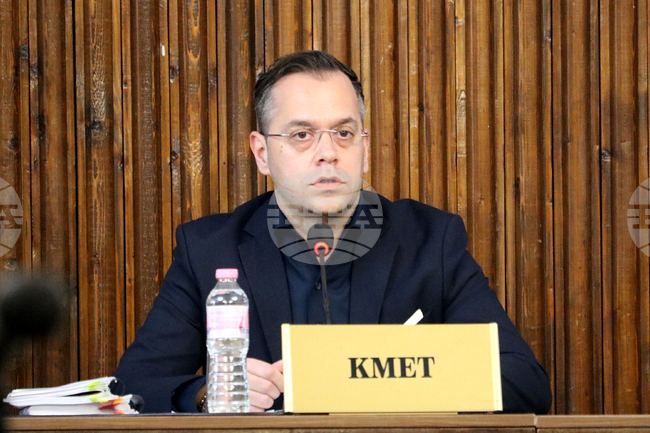 Общинските съветници в Добрич приеха размера на минималните и максималните цени за таксиметров транспорт да останат без промяна през 2026 г.