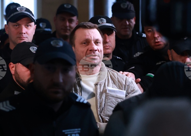 Съдът гледа мерките за неотклонение на д-р Станимир Хасърджиев и още трима души, обвинени за престъпление, свързано с принуда, при което е използвано оръжие