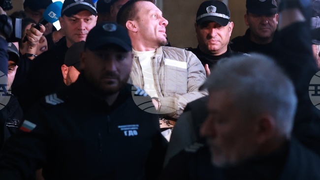 Софийският районен съд остави в ареста д-р Станимир Хасърджиев и двама, обвинени за престъпление, свързано с принуда и използване на оръжие