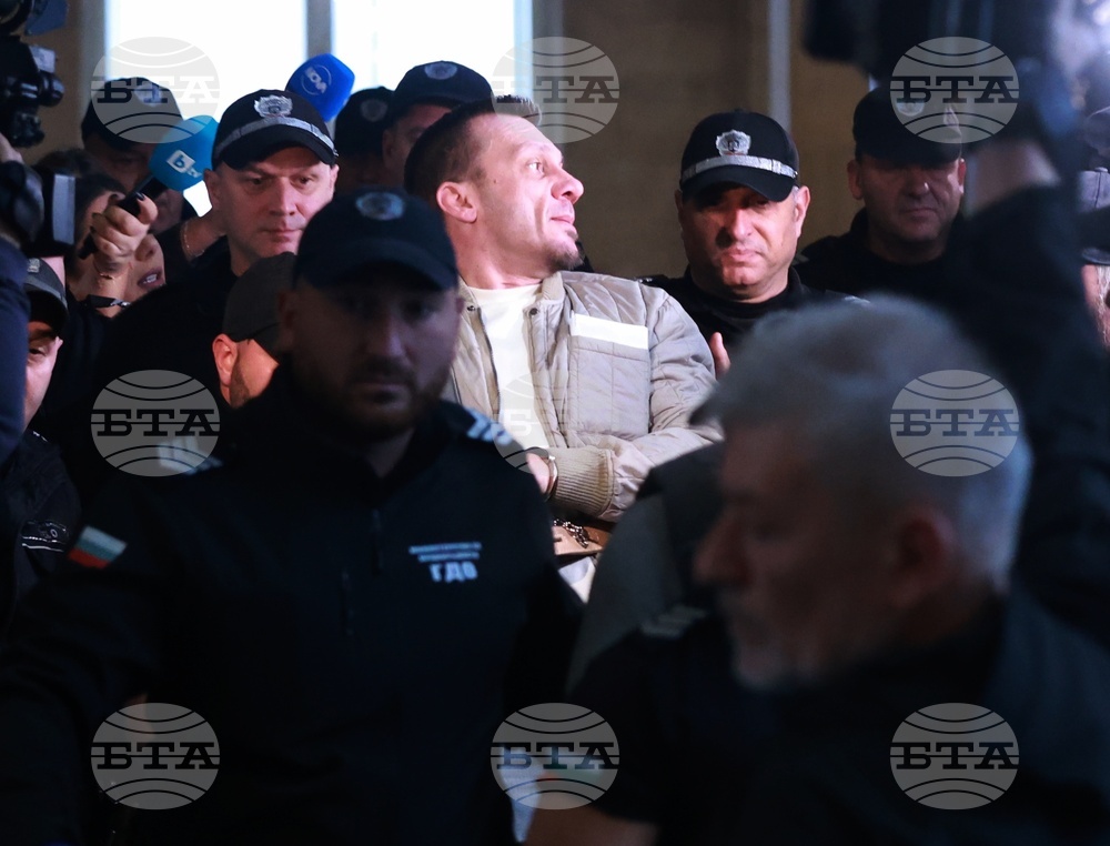 Софийският районен съд остави в ареста д-р Станимир Хасърджиев и двама, обвинени за престъпление, свързано с принуда и използване на оръжие