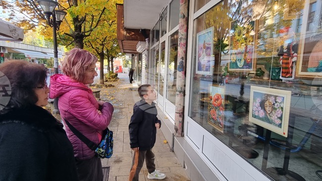 Живописна изложба на Нина Пишинова допълни артатмосферата на „Винтидж зона“ в Смолян