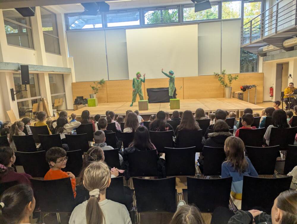 Държавният куклен театър – Бургас гостува с постановката „Гушни ме“ в Българското училище „Златен век“ в Нюрнберг, Германия