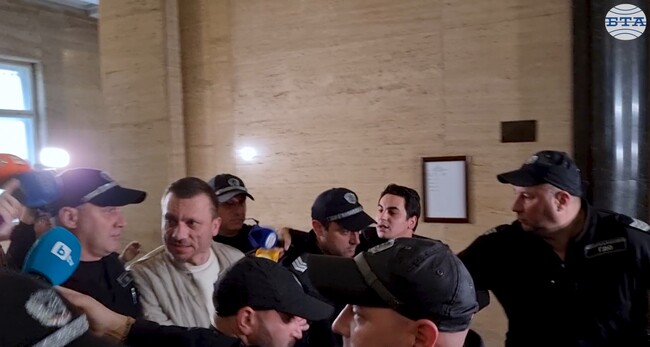 Съдът гледа мерките за неотклонение на д-р Станимир Хасърджиев и още трима души, обвинени за престъпление, свързано с принуда, при което е използвано оръжие