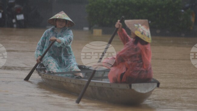 Проливни дъждове предизвикаха сериозни наводнения в Централен Виетнам