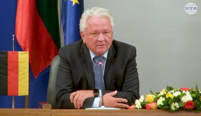 България ще се превърне в център на компетентност в отбранителната промишленост на Европа, каза директорът на „Райнметал“ Армин Папергер