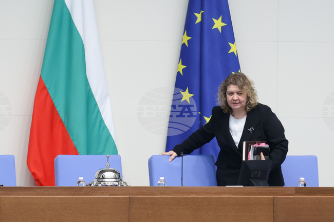 Наталия Киселова обяви, че е подала заявление, че се оттегля като председател на парламента 