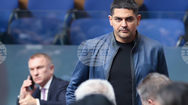 Няма политическа воля заплатите на лекарите и сестрите да бъдат достойни, смята Радостин Василев