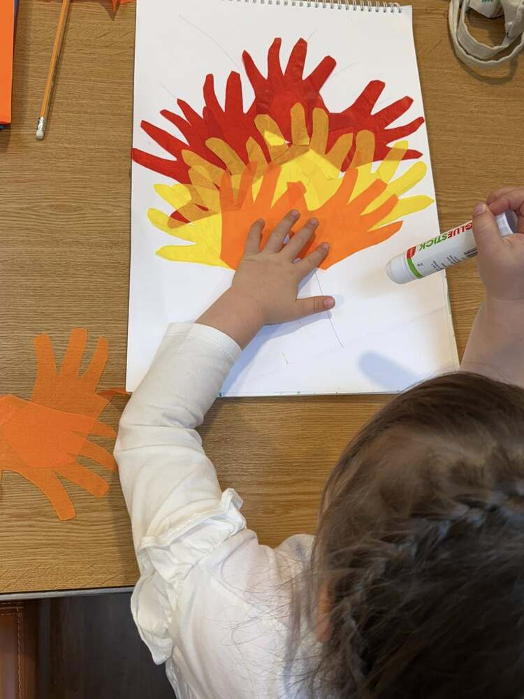 Деца от подготвителната група към Българско училище „Райна Княгиня“ в Корк, Ирландия, участваха в творчески проект на тема „Есенно дърво“