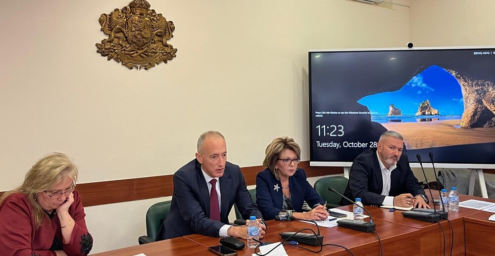 Необходима е национална политика, която да свързва образованието с пазара на труда, каза министър Красимир Вълчев