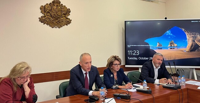 Необходима е национална политика, която да свързва образованието с пазара на труда, каза министър Красимир Вълчев