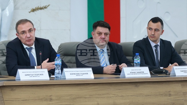 И семейството, и институциите са отговорни за насилието при подрастващите, коментираха министри и експерти на кръгла маса „Детство без насилие“