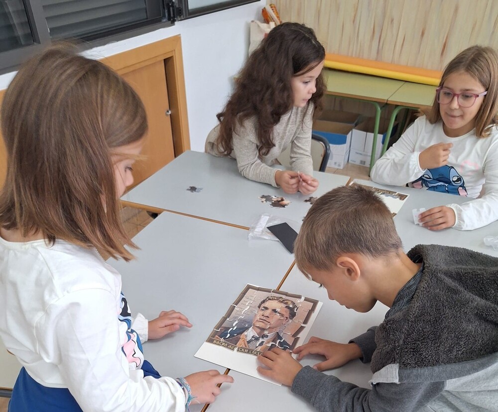 Творчески занимания в чест на Деня на народните будители бяха организирани в Новобългарското училище „Пробуда“ в Гандия, Испания