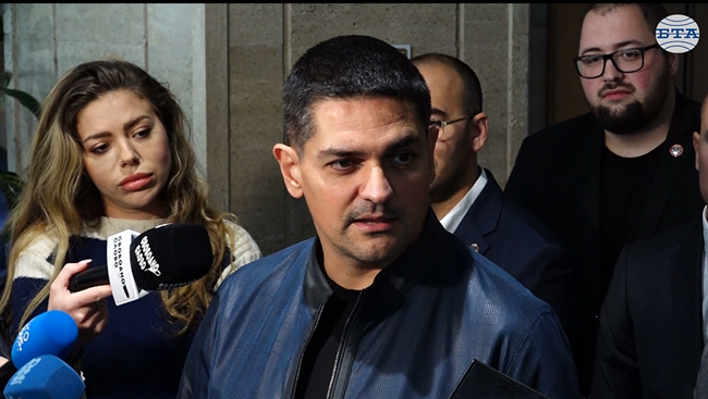 Няма политическа воля заплатите на лекарите и сестрите да бъдат достойни, смята Радостин Василев