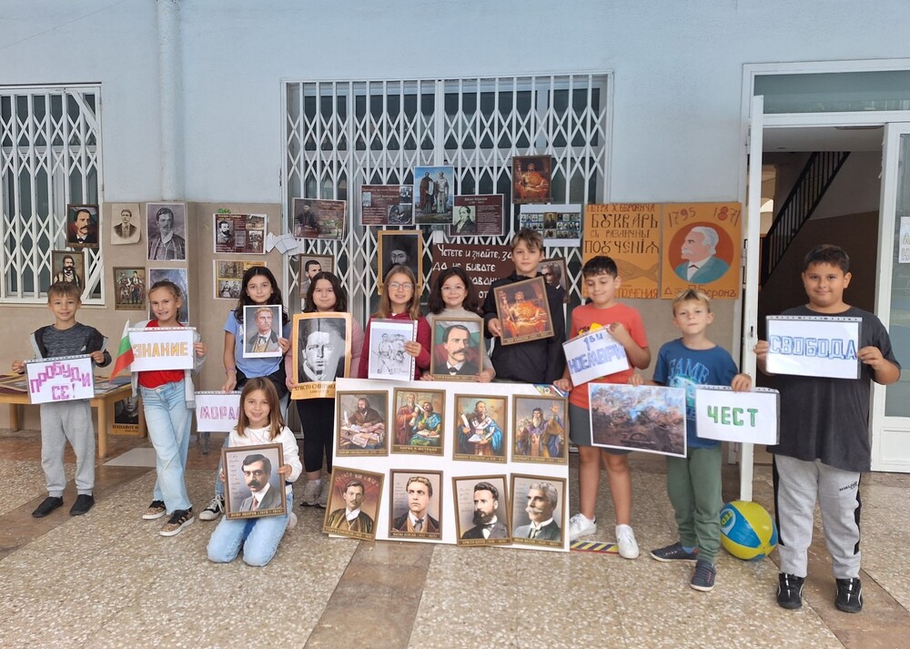 Новобългарското училище „Пробуда“ в Гандия отбеляза с тържество патронния си празник и Деня на народните будители