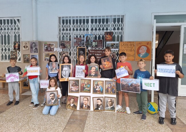 Новобългарското училище „Пробуда“ в Гандия отбеляза с тържество патронния си празник и Деня на народните будители