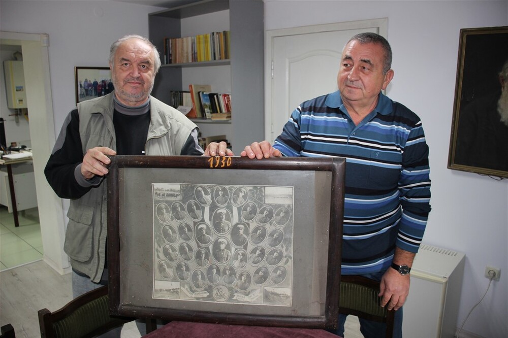 Регионален исторически музей – Разград: Красен Ганчев – човекът, който задава ритъма на агитката на „Лудогорец“, дари на музея снимка на кандидат-подофицерите от Осми конен полк