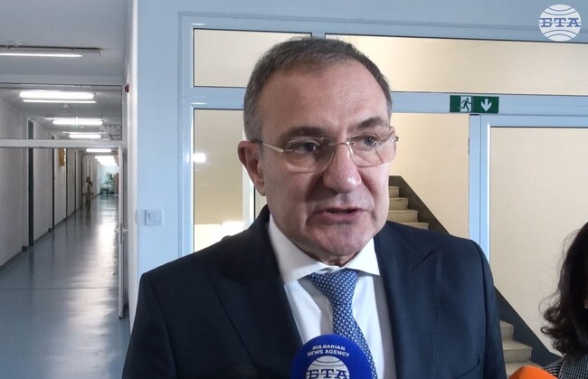 Подписал съм размерът на минималната работа заплата да бъде 1213 лв., каза министърът на труда и социалната политика Борислав Гуцанов