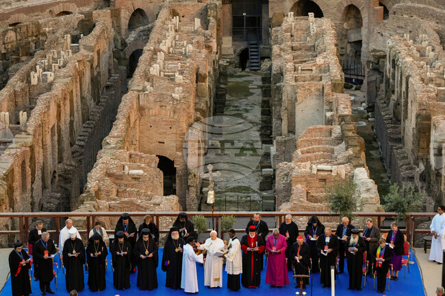 APTOPIX Italy Pope Peace Meeting