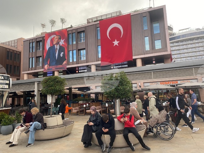 Парфюмът на Ататюрк, любимите му цветя, парад на ретро автомобили и концерти са сред акцентите в честванията на Деня на републиката в Истанбул