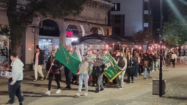 В Плевен факелно шествие събра ученици в навечерието на Деня на народните будители