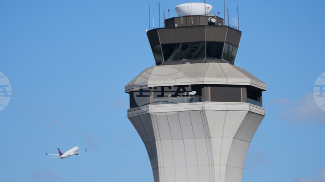 Почти половината от големите летища в САЩ са засегнати от недостиг на авиодиспечери заради спирането на работата на федералните служби